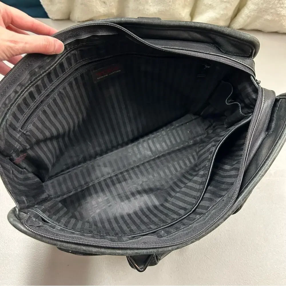 Tumi Black Leather Soft Briefcase Messenger Bag Zipper Closure Pockets